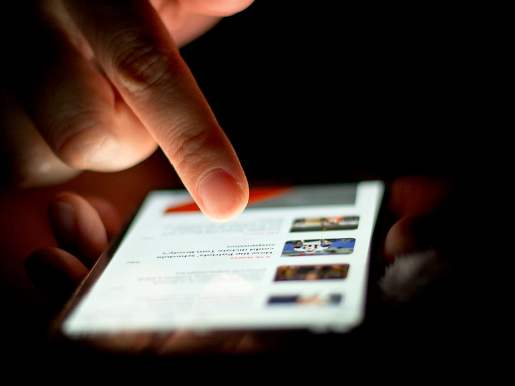 Scrollear el celular sin pausa, un hábito que está reconfigurando tu cerebro