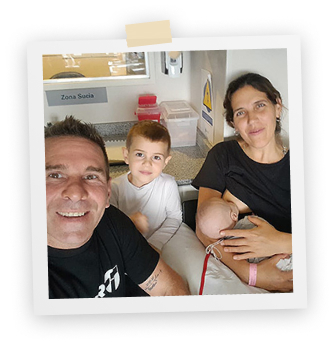 Compartiendo momentos con su hermano Martino.