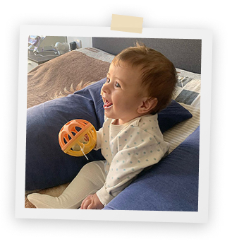 Feliciano jugando en casa luego de su alta.