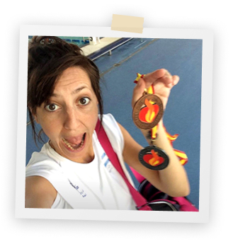 Orgullosa, mostrando las medallas que ganó en el Mundial.