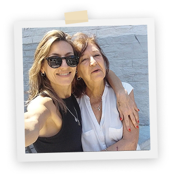 Junto a su mamá, su gran compañera.