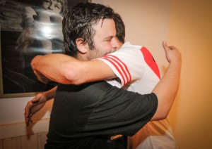 Der Moment der Überraschung: Carlos (rechts) ist aus Argentinien gekommen, um seinen Lebensretter Christopher zu überraschen. Foto: Nadine Weigel